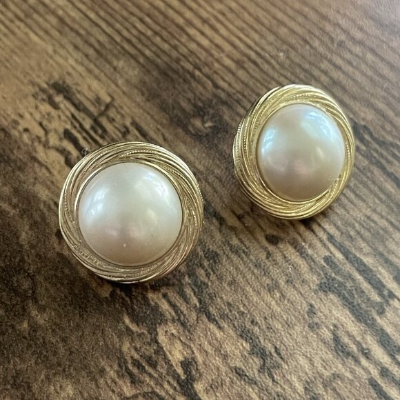 Vintage 80s Trifari Earrings Gold Tone Faux Pearl Cabochon Round Clip On Signed - Picture 1 of 7